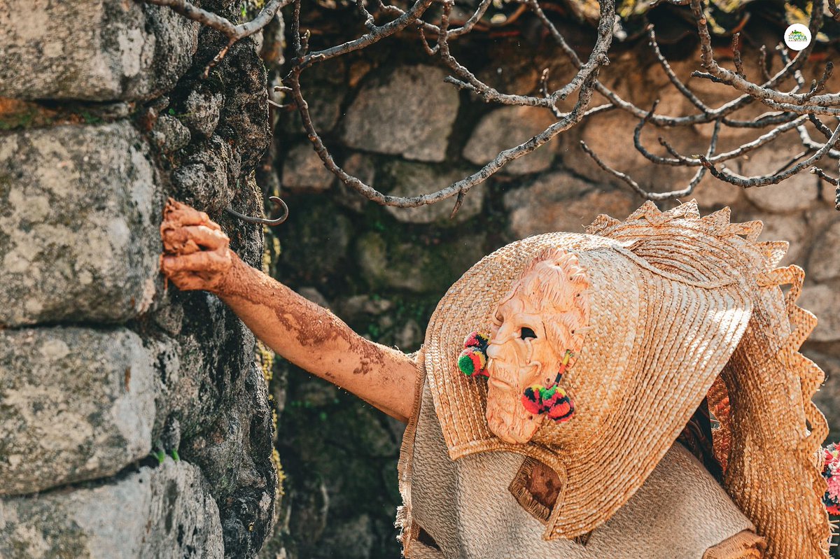 I Fiesta de la Tinajá y el Barru 
El 15 de marzo, en el Parque Cultural Sierra de Gata, no solo celebramos una fiesta… vimos nacer una nueva tradición.
Trevejo se llenó de emoción, de memoria y de raíces vivas. 
#SierraDeGata #Trevejo #FiestaDeLaTinajáYElBarru #RaícesVivas