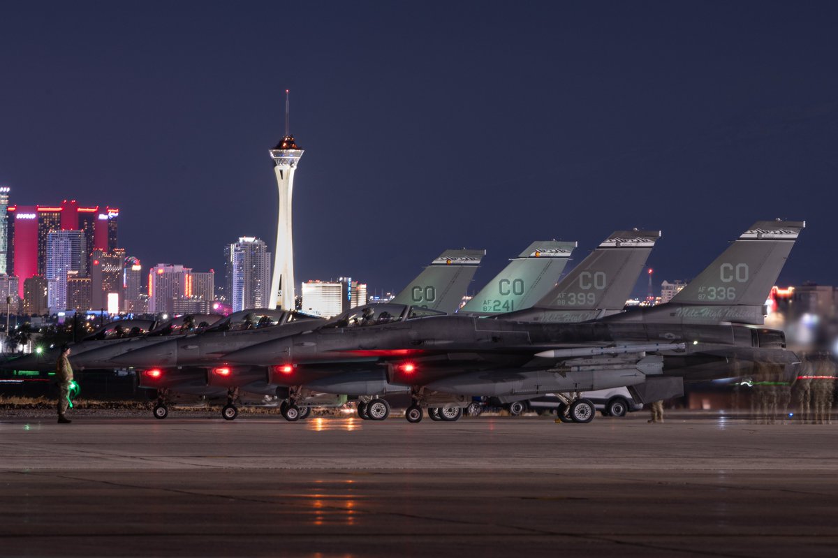 CENTCOMArabic's tweet image. أقلعت طائرة يوروفايتر تايفون تابعة للـ #القوات_الجوية_الملكية_السعودية، وطائرة  إف-16  تابعة للـ #القوات_الجوية_الإماراتية، وقاذفة  بي-52 إتش ستراتوفورتريس تابعة للـ #القوات_الجوية_الأمريكية معاً خلال تمرين #العلم_الأحمر_2025 في #قاعدة_نلس_الجوية في ولاية نيفادا الأمريكية، في 13…