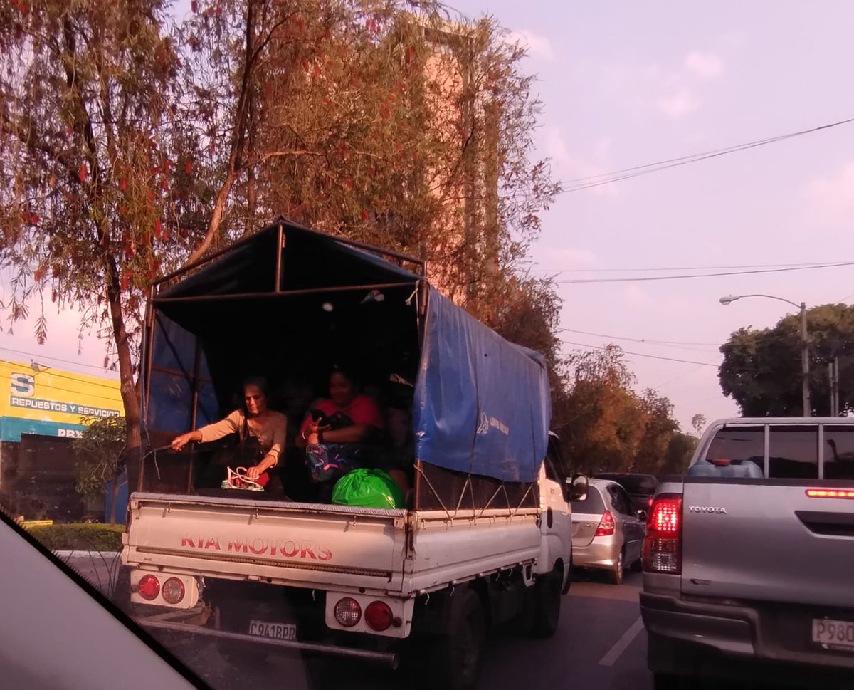 SoyGtm's tweet photo. Lo q necesitamos urgentemente es un #TransportePublico decente! La ley de la oferta y la demanda. Si no hay personas q usen #mototaxis, #taxisfantasmas #busitos #camiones se desaparecen! @RQuinonezL tiene maquiavélica estrategia de OBLIGAR a usar ese tipo de transporte #Traficogt https://t.co/hO4Ry0TIKl