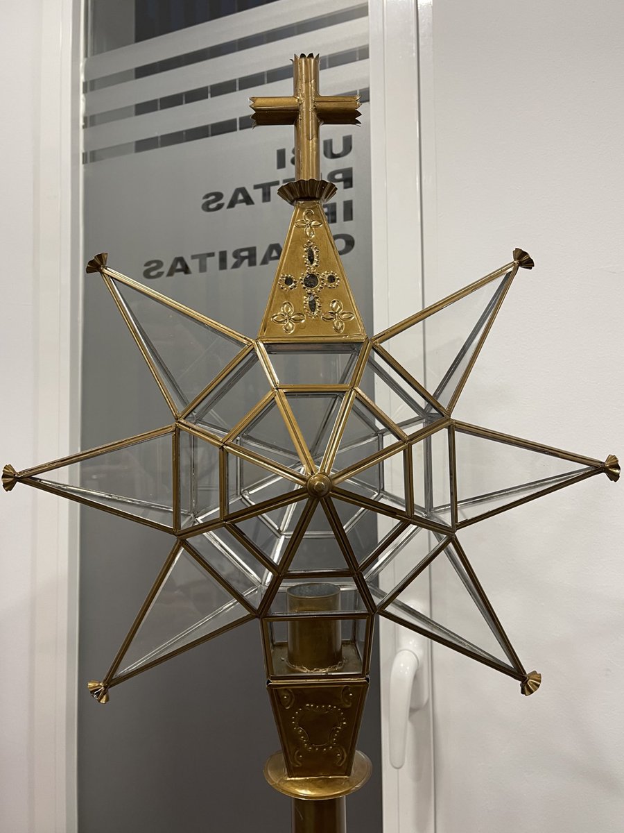 🕯️ Este fin de semana hemos tenido el placer de presentar los dos nuevos faroles de estrella que formarán parte del cortejo procesional el próximo #JuevesSanto. 

Nuestra corporación continúa contribuyendo a las tradiciones egabrenses.

#UbiPietasibiCharitas 
#PiedadDeCabra