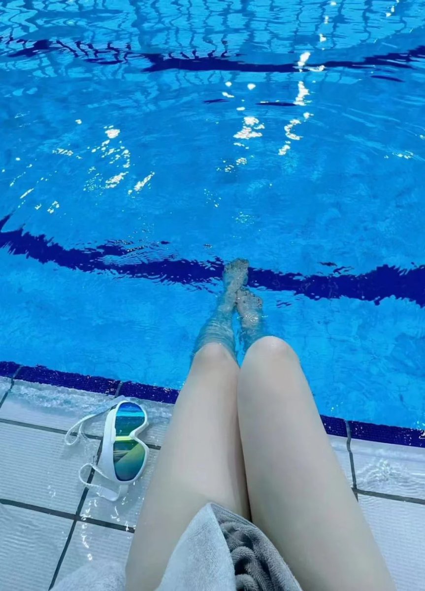🇬🇧 Just keep swimming and let the water do the talking 🌊✨