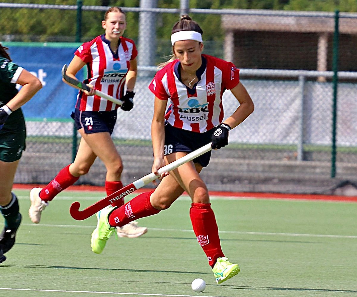 HockeyTerrassa's tweet photo. Estrenem l’espai d’entrevistes  de Hockey per Terrassa amb Queralt Figueras, jugadora procedent de l’ATHC, totalment adaptada a la vida de Brusel·les, on actualment milita al Royal Léopold. 
📰  Llegiu l’entrevista on ens explica la seva experiència! 
https://t.co/YUtZBk2glj https://t.co/hBvfu79ILX