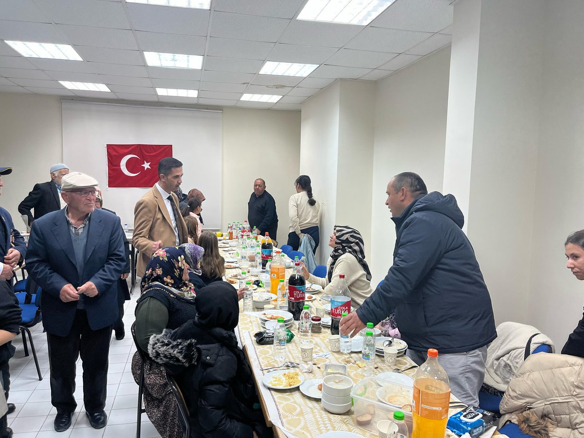 İlçe Kaymakamlığımızın düzenlediği iftar programında, Aziz vatanımız için canlarını feda eden kahraman şehitlerimizin ve gazilerimizin kıymetli yakınları, İlçe Kaymakamımız Sn. Mehmet Arsoy, Belediye Başkanımız Sn. Mustafa Özmen, İlçe Jandarma Komutanımız Ütğm. Sn. Nazmi Demir,