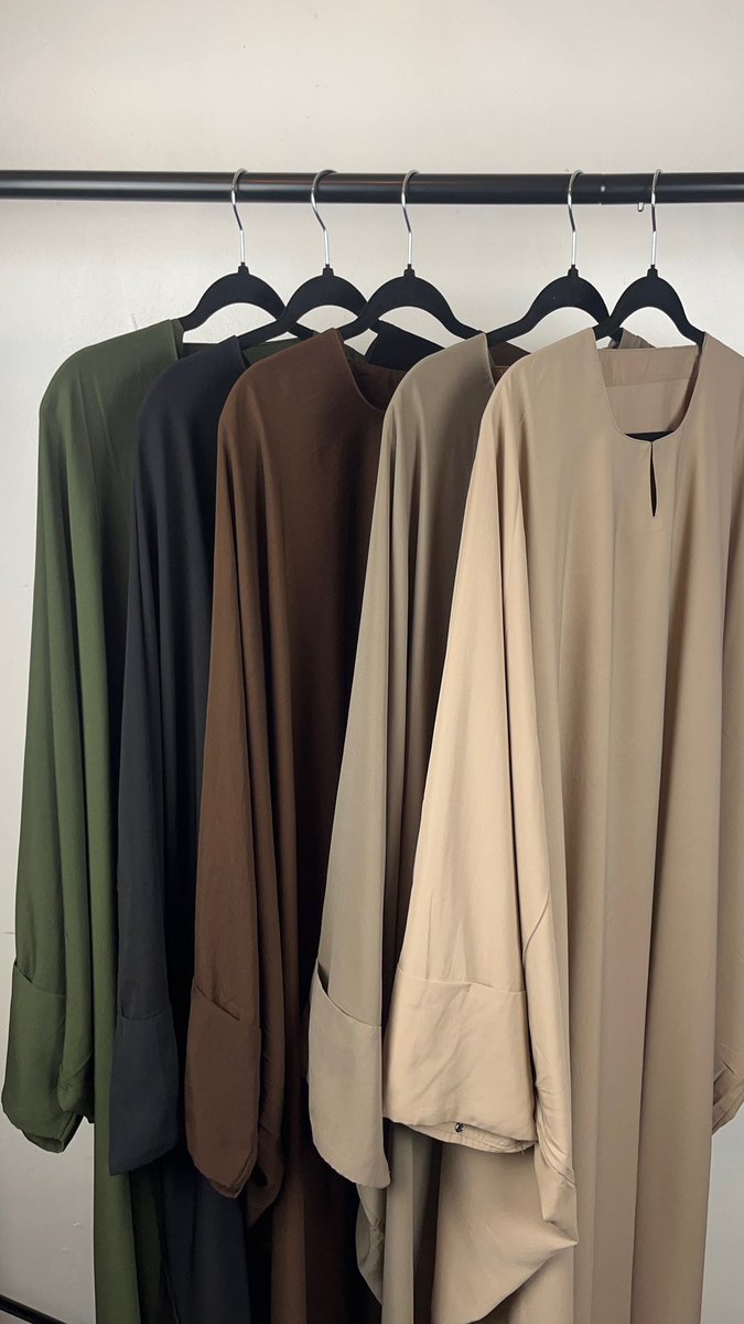 Salam aleykoum !! 
Je ne poste jamais ici mais les filles regardez juste la pépite que vous pouvez retrouver chez Sitaari🥹🥹 

-Abaya Nessou-