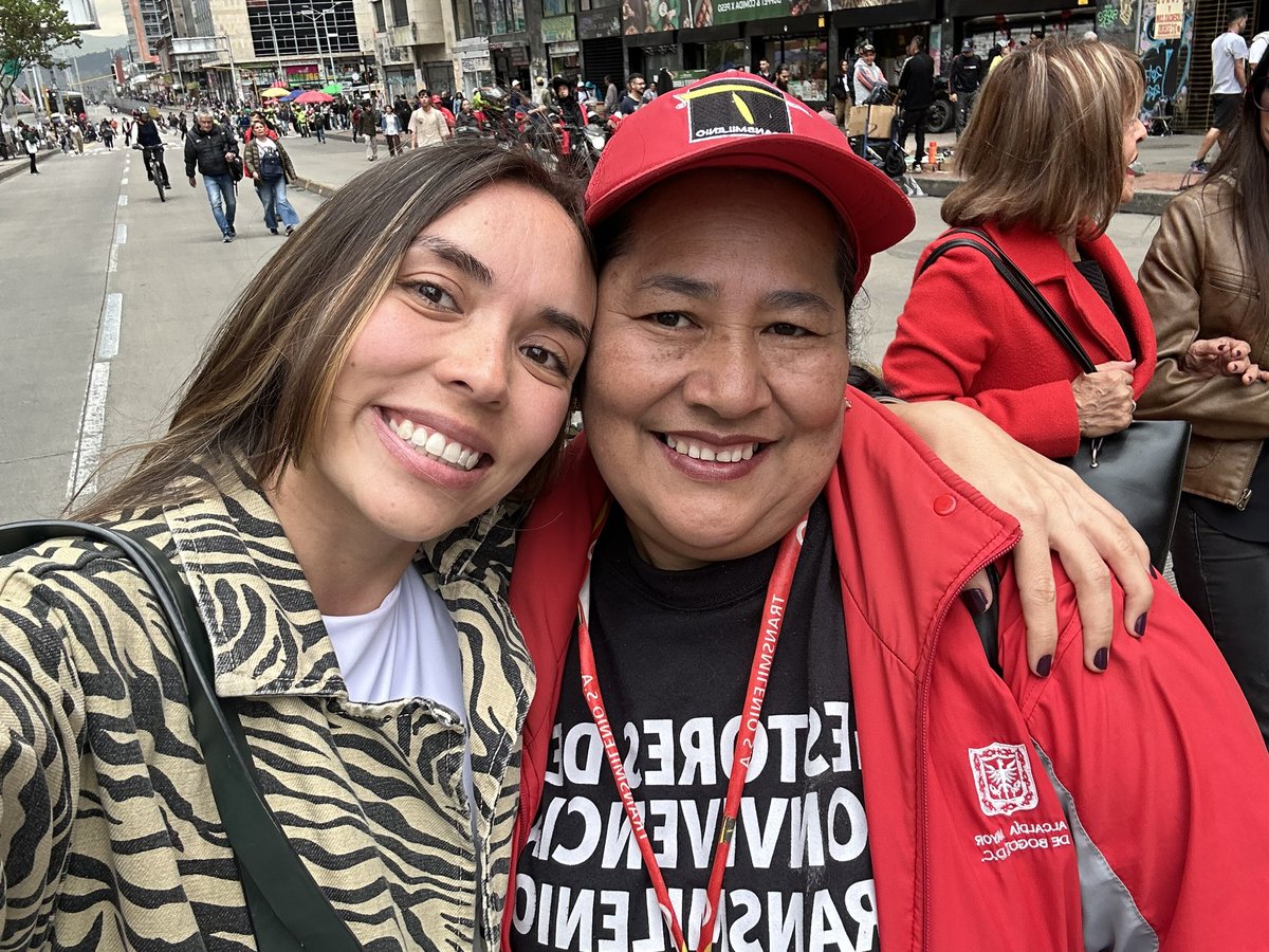 Durante la marcha amplia y sentida de hoy, me encontré a una amiga lideresa, defensora de DDHH y víctima del conflicto armado 💜🕊️ creo en la paz, creo en la dignidad de los pueblos y en la resistencia de nuestras mujeres. Creo en el poder del cambio social. #ConsultaPopularYa