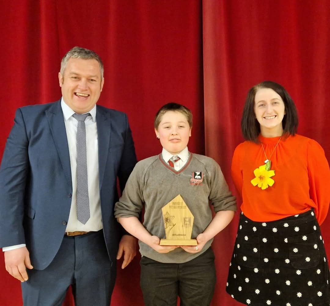 Enillydd Gwobr Gwneud y Pethau Bychain yn yr ysgol eleni yw Cade o flwyddyn 8. Llongyfarchiadau mawr i ti am dderbyn mwy nag un enwebiad am dy garedigrwydd ac am wneud y pethau bychain yn ddyddiol. 🏴󠁧󠁢󠁷󠁬󠁳󠁿 <a href="/YsgolHR/">Ysgol Henry Richard</a>