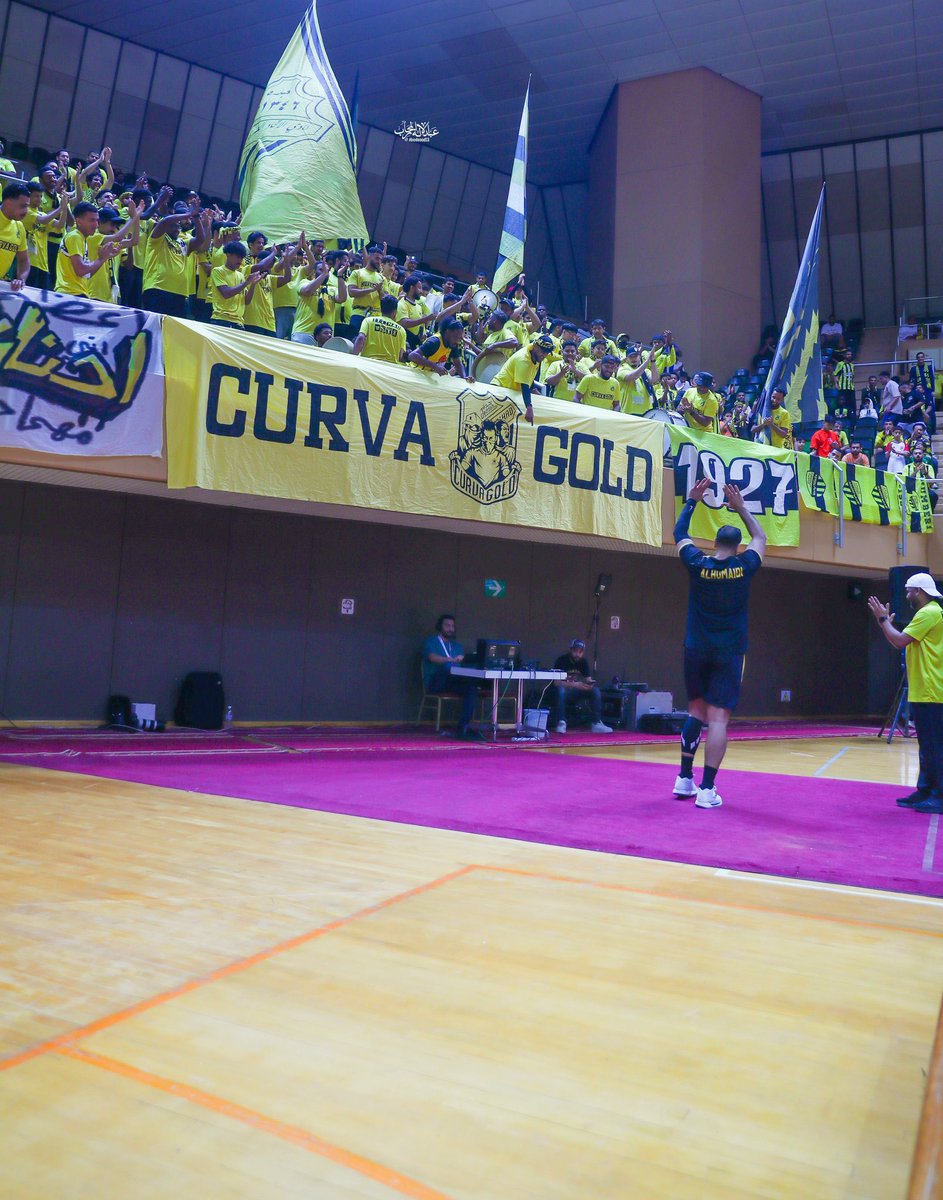 QADSIA TODAY🎗 (@qadsiatoday) on Twitter photo 📸 - Pics
Captain <a href="/azizALHUMAIDI/">abdulaziz alhumaidi</a> presents a bouquet of flowers to Al-Ittihad🇸🇦 fans before the second leg of the West Asian Basketball🏀 Super League semi-final match, which ended with Al-Qadsia losing 71-74. 📸 - Pics
Captain <a href="/azizALHUMAIDI/">abdulaziz alhumaidi</a> presents a bouquet of flowers to Al-Ittihad🇸🇦 fans before the second leg of the West Asian Basketball🏀 Super League semi-final match, which ended with Al-Qadsia losing 71-74.