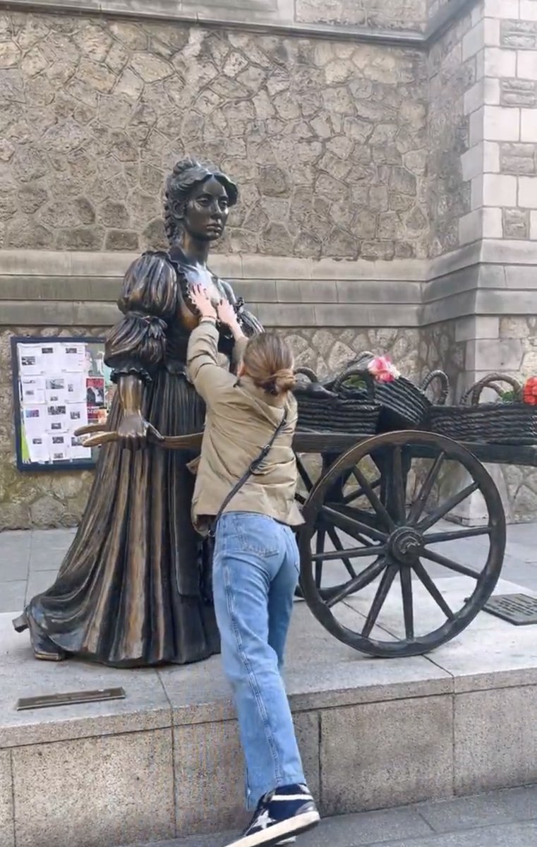Lewzzer's tweet photo. @talleyberrybaby Even in stone, women aren’t safe from other women https://t.co/M3VlBNAdLB