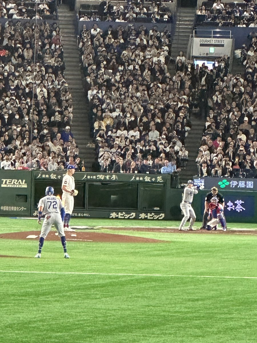 MLBついに開幕⚾️🌸
私はミヤネ屋でプレシーズンゲームが行われた土曜から月曜まで取材をし、
開幕デーの昨日は、オープニングセレモニーを飾ったYOSHIKIさんのYOSHIKI channelでリポート🎤
日米両国歌ピアノ生演奏が胸に響きました💓
試合も大盛り上がりでしたね🙌✨
今日も楽しみ🎵
#mlbtokyoseries