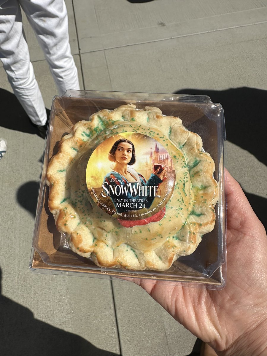 maxinepark's tweet photo. Yummy #apple pies to celebrate #Disney’s #SnowWhite, in #theaters this FRIDAY 🍎 https://t.co/zIIARv3064