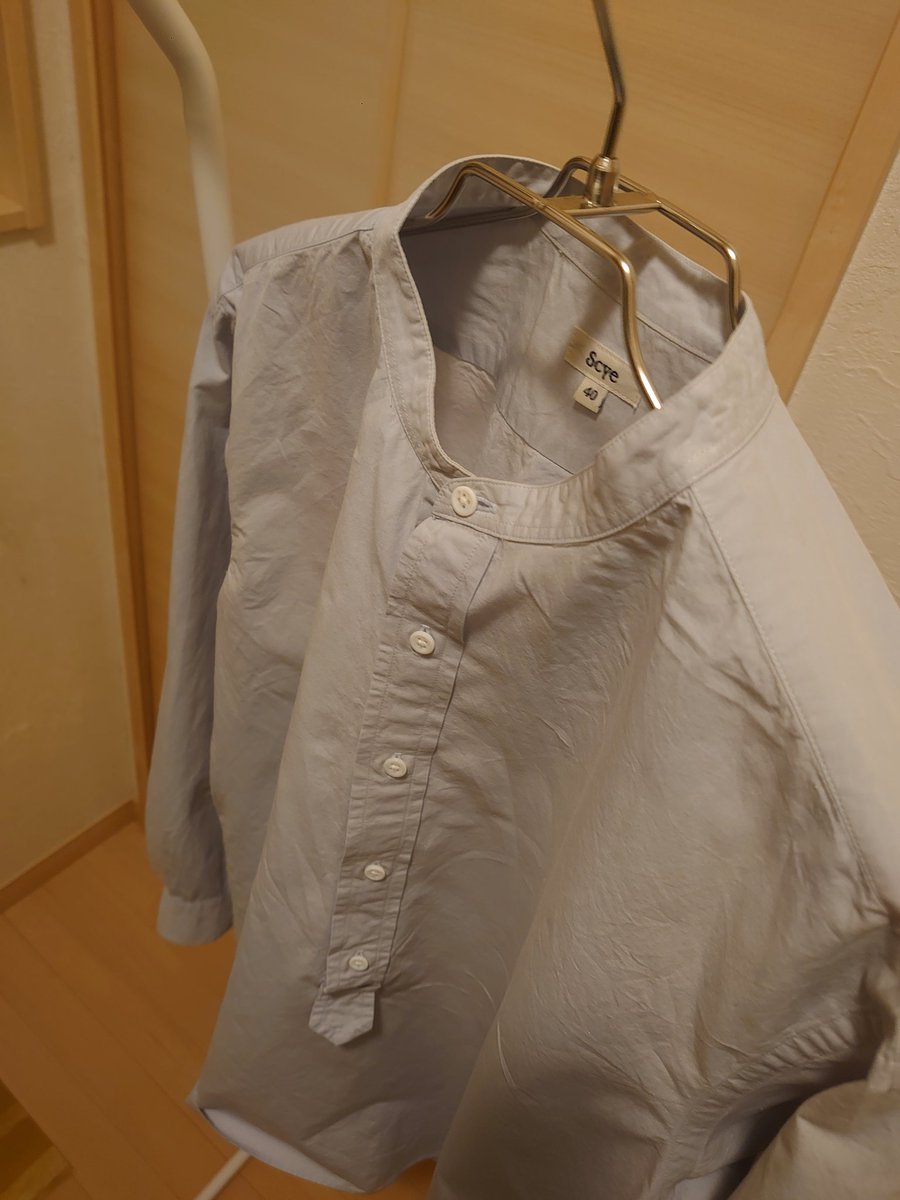 ymfresearch8739's tweet photo. 春に着ようと思い立って、きちんとアイロンしようとしたけど、途中でわざと洗いざらし感を現した方がかっこいいかもと思いこんな感じに。生地が秀逸が故に色々な楽しみ方があるのかも。
#scye https://t.co/zroXnokXZ9