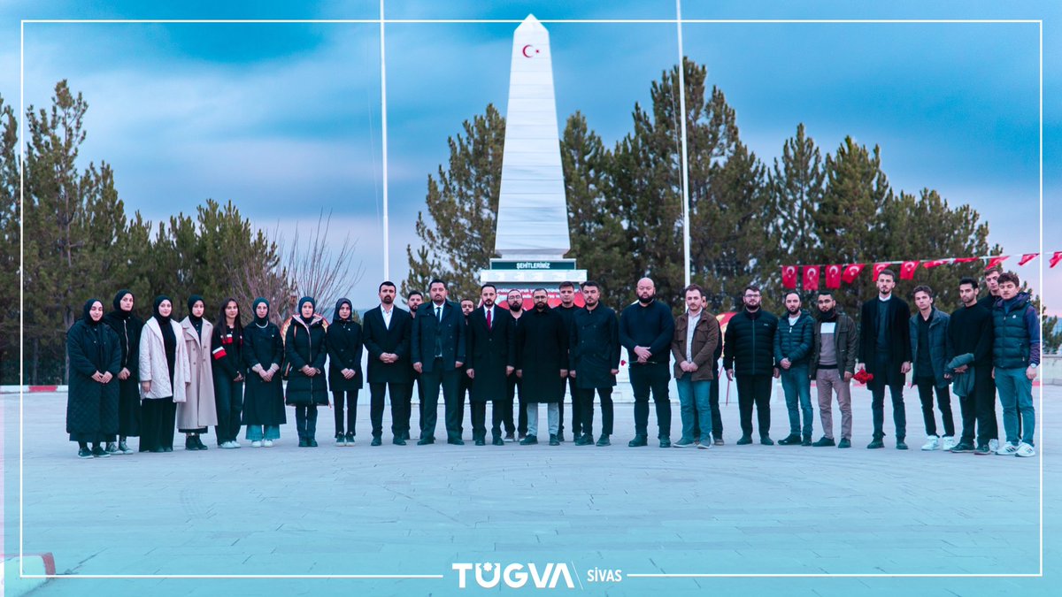 tugvasivas's tweet photo. TÜGVA Sivas İl Yönetim Kurulu üyelerimizle birlikte, aziz şehitlerimizin manevi huzurunda onları saygı ve minnetle yâd ettik.

Çanakkale Zaferi'nin 110. yılını gururla kutluyor, bu vatan için toprağa düşen her bir kahramanımızın aziz hatırası önünde saygıyla eğiliyoruz.🇹🇷 https://t.co/f4TdAnITtG