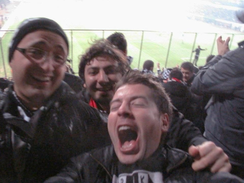 Her kulübün belli bir felsefesi vardır... kimisi solcudur Livorno gibi, kimisi sağcıdır Lazio gibi, kimisi uluscalcıdır Rangers gibi, kimisi mezhepcidir Celtic gibi, kimisi işci kesimin takımıdır Liverpool gibi, kimisi zenginlerin takımıdır Chelsea gibi, kimisi orduyu temsil eder