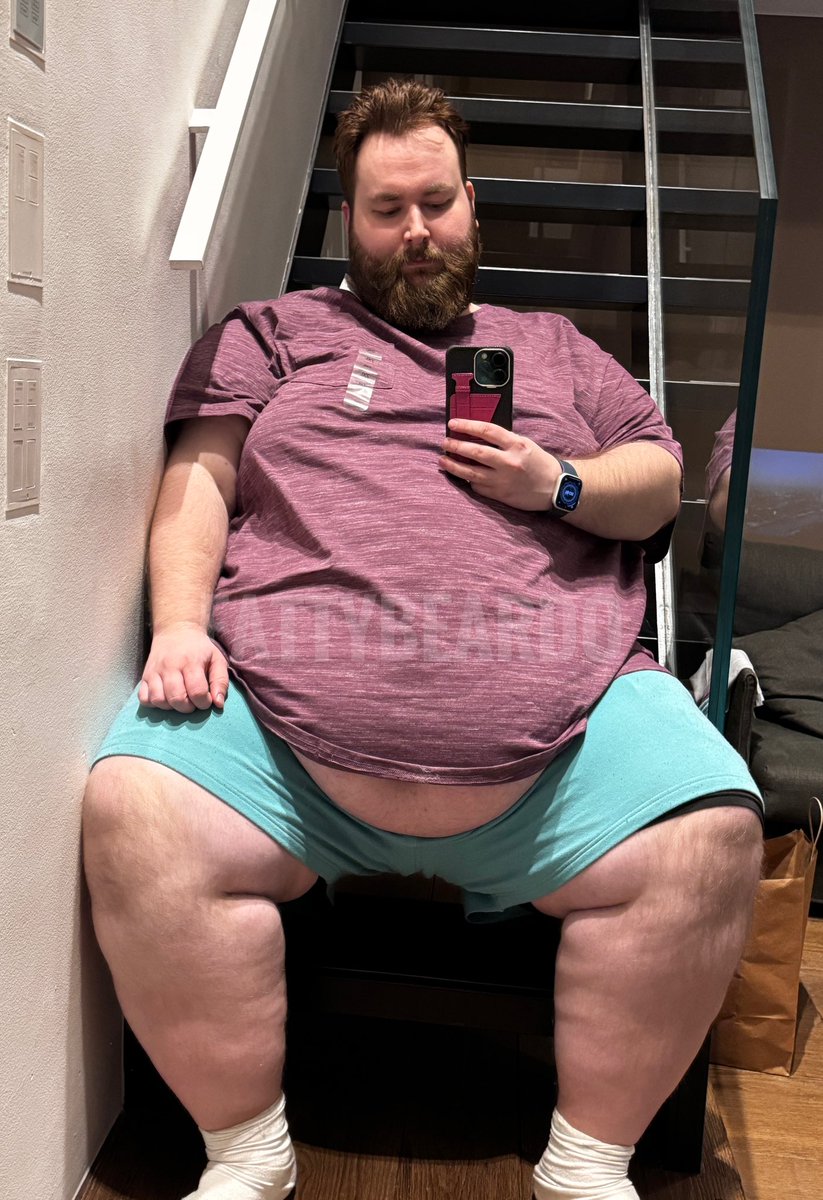 Feeling like an absolute unit in my new 7xl tshirt 🥵