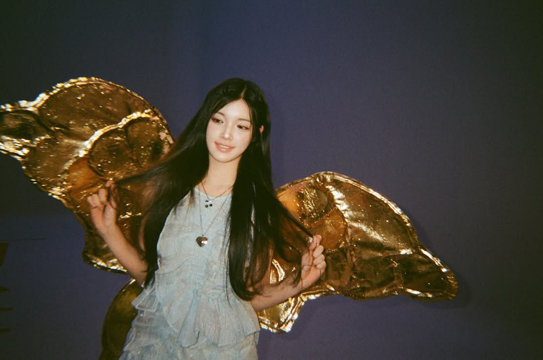 ♡‧₊˚ 🎀 ♡₊˚⊹ Hearts flutter like golden wings, a gentle reminder that beauty lies in the smallest moments. Yuha shines with grace, capturing the magic of a fleeting dream. Let your heart chase the light, just as butterflies dance with the wind.
