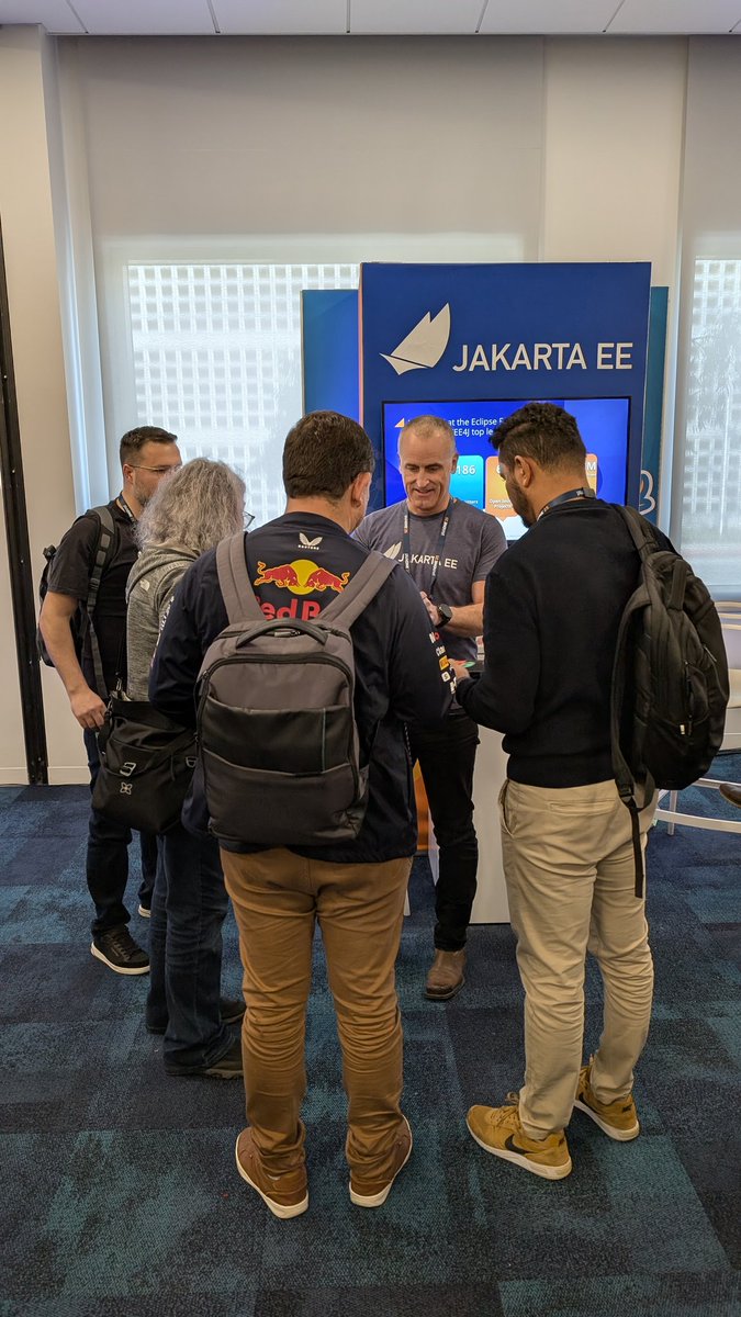 vilojona's tweet image. Wow @JakartaEE booth is packed of people talking with with @ivar_grimstad at @JavaOne #javaone25