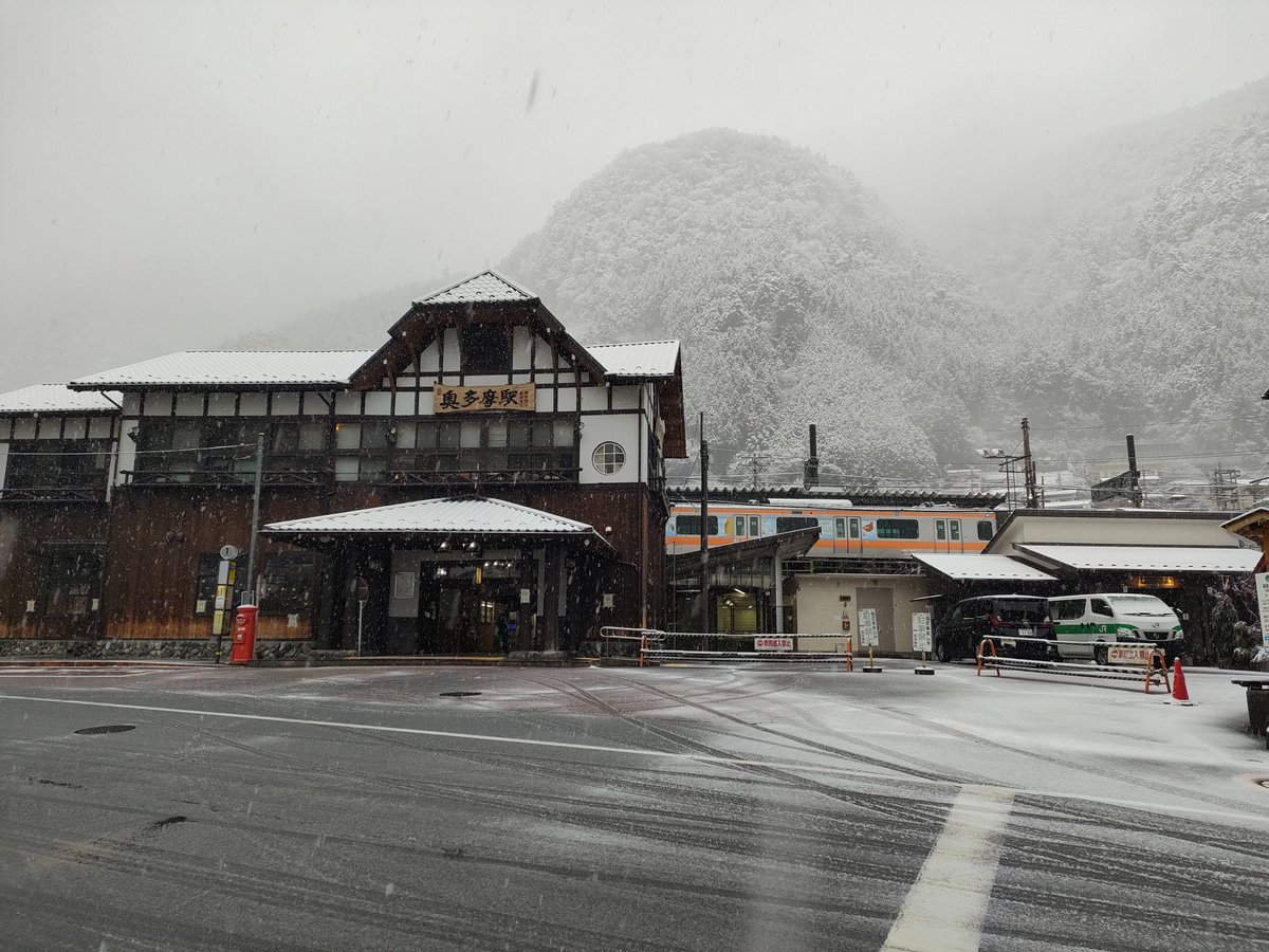 WPUiaQePzhbgcli's tweet photo. 今日の奥多摩
気温は2℃、雪。
湿った雪が降っています。

JR青梅線は雪の影響により運転取り止め。
https://t.co/eWghPakudd

檜原村では土砂崩れの影響により都道が通行止があります。
https://t.co/mo9kIRzzDg
#青梅線 #アドベンチャーライン #東京 #東京旅行 #大自然 #多摩川 #日原川 #雪 #東京 https://t.co/Di5cj7vnvI