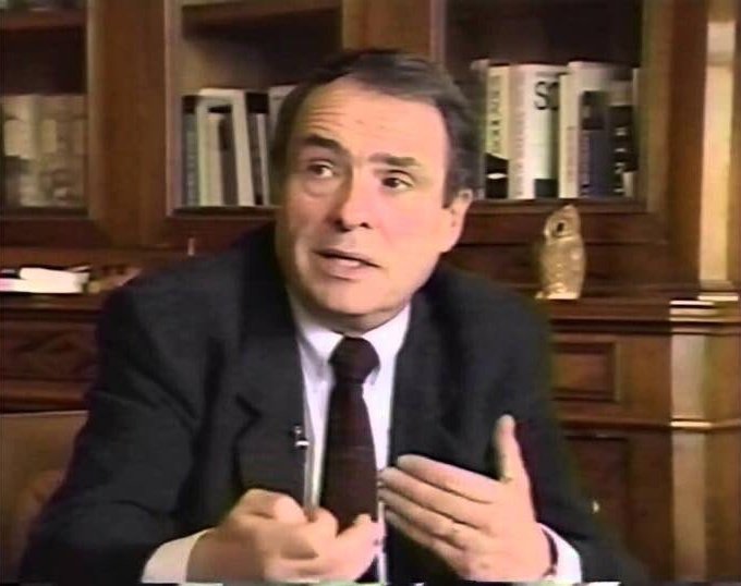 Claves en el pensamiento de Pierre Bourdieu: 

1. La escuela es un lugar de reproducción de las estructuras sociales.
2. Se hereda de la familia no solo el capital material, sino además el Capital Cultural. 
3. Todos somos el producto de condiciones históricas y sociales.
4. Las