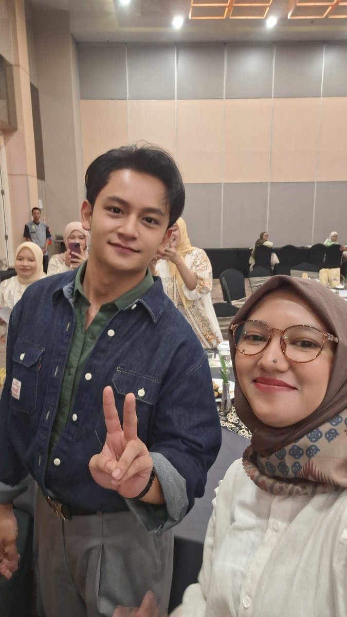 poetrimaloee's tweet photo. Thx buat #Thefaceofficial udah bikin acara sm pak CEO #Randymartin di kota Semarang, pertama kali ketemu ayangnya @imlyodra ini udah ganteng baik humble dan supportive bgt sm lyly. Kata Randy, jangan lupa streaming ya nanti tgl 21. Sukses terus yaa Randy begitu jg Lyodra❤️❤️ https://t.co/BCCy58TF89