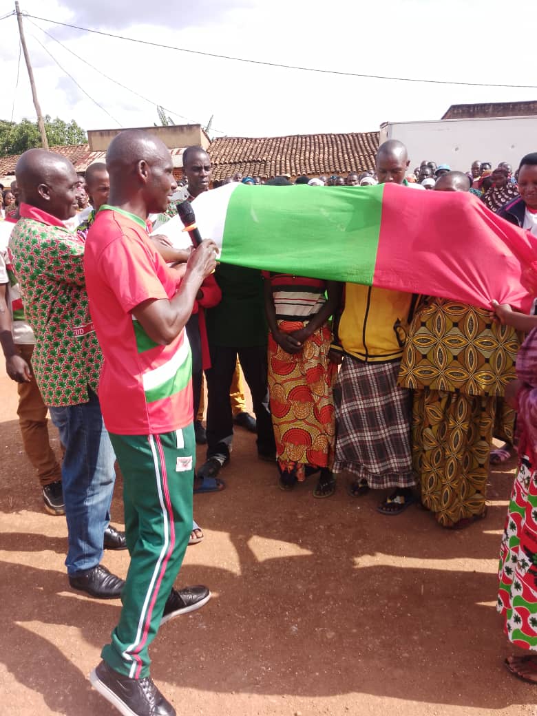 CnddFddButanyer's tweet photo. #Matongo 18/3/2025
Inyuma yokugendera imitumba 89 igize komine
umunyamabanga wa @CnddFdd muri komine,#Matongo yagendeye ubucimbiri 5  bwo muri zone #Ruganza muntumbero yo kuraba ukuntu inama nshingiriro zipanze. Kabaye nakaryo  kokwakira abagumyabanga bashasha babisavye kwakirwa. https://t.co/LnEbZnTu1X