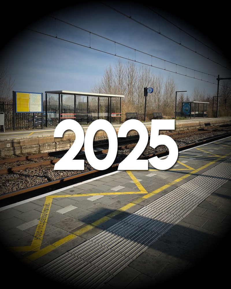 treinchickje's tweet photo. Vijf jaar later is de wereld niet meer hetzelfde. En mijn wereld al helemaal niet. Mijn nieuwe normaal is een of twee dagen per week naar de kantoor en de rest van de week thuiswerken. En TreinChickje? Die heb ik niet meer gezien. Maar vergeten zal ik haar nooit. #TreinChickje https://t.co/O4zzOHWNFQ