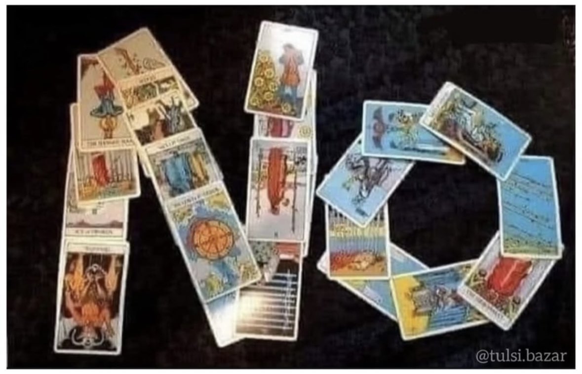 - Amix, ¿les podés preguntar a las cartas si ya debería dejar de comprarme ropa?
- Las cartas: