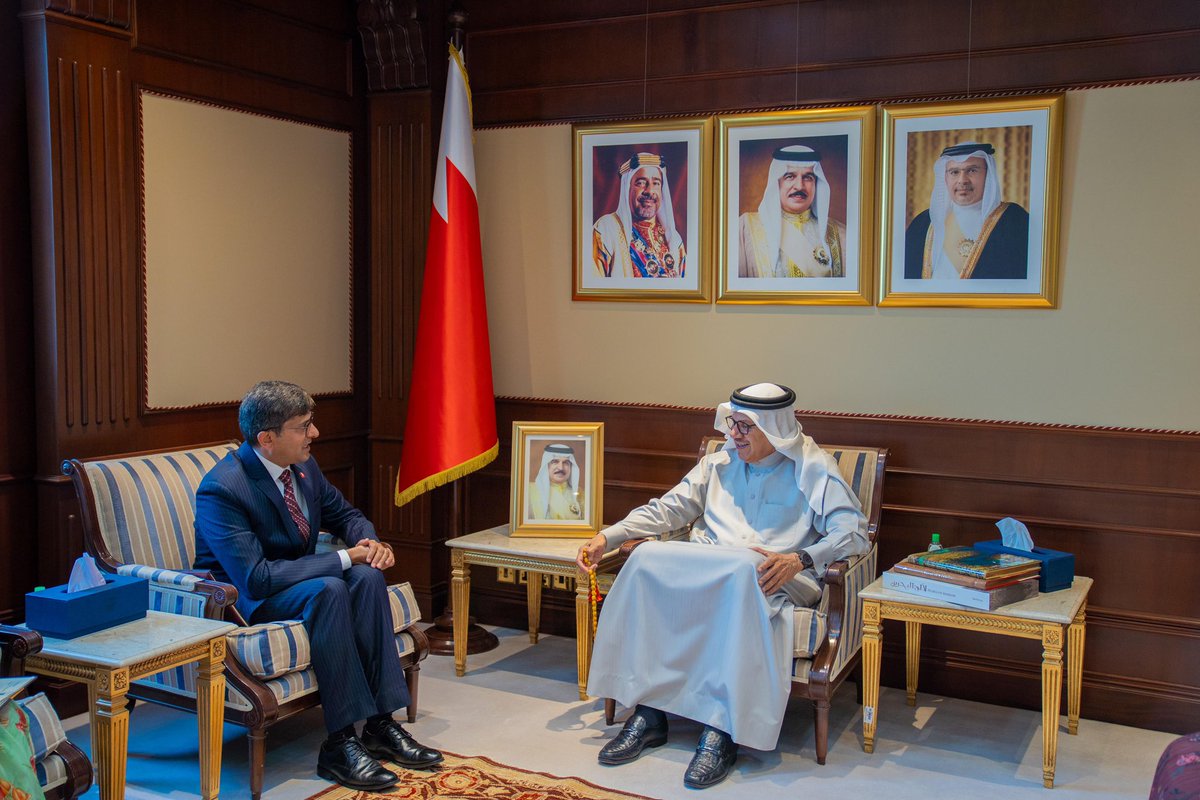 bahdiplomatic's tweet image. وزير الخارجية يستقبل سفير نيبال لدى مملكة البحرين 
bit.ly/4iDsPOM