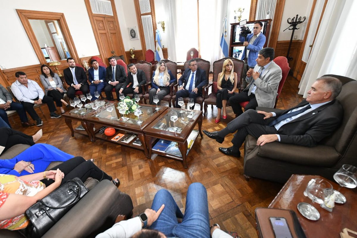 PanchitoSerra's tweet photo. Reunión en 𝗖𝗮𝘀𝗮 𝗱𝗲 𝗚𝗼𝗯𝗶𝗲𝗿𝗻𝗼 con el Gobernador Osvaldo Jaldo 
Junto a colegas Intendentes e Intendentas de distintos municipios de la provincia, participé de este encuentro de trabajo en el que abordamos diferentes temas de interés para las administraciones locales, https://t.co/IQwQGAHhLg