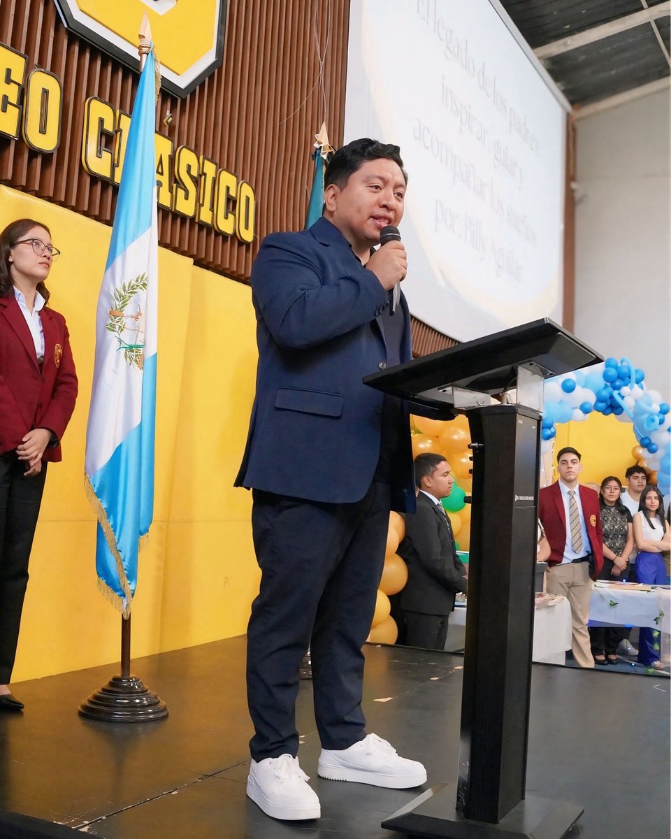 tuiterdebilly's tweet photo. Fui invitado al colegio Liceo Clásico para platicar con los graduandos y sus padres. Esto es parte del mensaje para los padres:

1) Enseñen a sus hijos a resolver problemas, que el amor y el cuidado no limiten la capacidad creativa de sus hijos para enfrentar su propia batalla. https://t.co/9Ugn0gIQRK