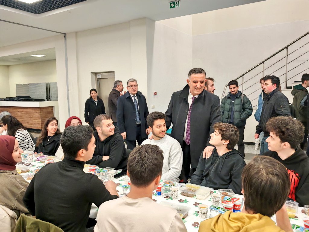 GtuEduTr's tweet photo. Gebze Teknik Üniversitesi ailesi olarak, öğrencilerimizle birlikte gerçekleştirdiğimiz iftar programında, Çanakkale Zaferi'ni kutladık ve şehitlerimizi minnetle andık. Vatan sevgisi ve milli birlik duygularıyla dolu bu anlamlı günde, bir arada olmanın mutluluğunu yaşadık.🤲❤🇹🇷 https://t.co/TOEofr659b