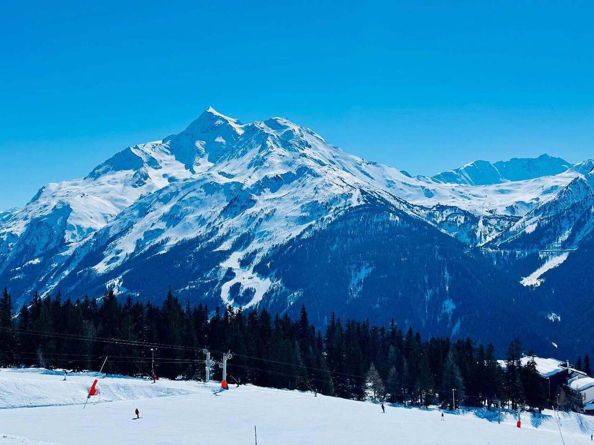 f_i_we's tweet photo. Snowboard 🏂 time… ❄️ https://t.co/IqQENfaZbO https://t.co/76MyrlvWyD