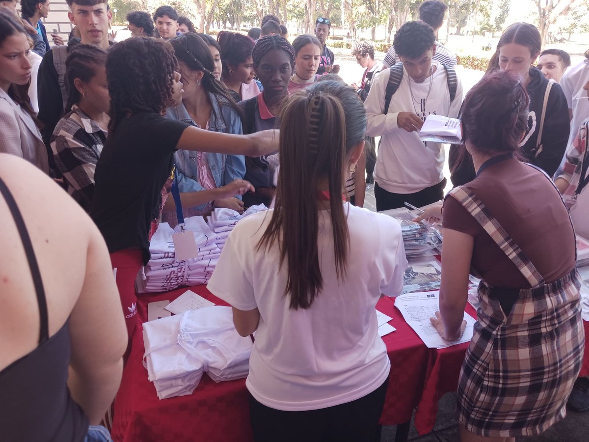 UCLVCU's tweet photo. Inició en la #UCLVnuestra el  proceso de acreditación de la Asamblea #PostXCongreso.🎉
🙂En esta primera jornada, los estudiantes se organizan en comisiones para debatir y analizar los temas clave para el futuro de la organización.
#DeRegresoALaBrigada https://t.co/kEuoICcBZn