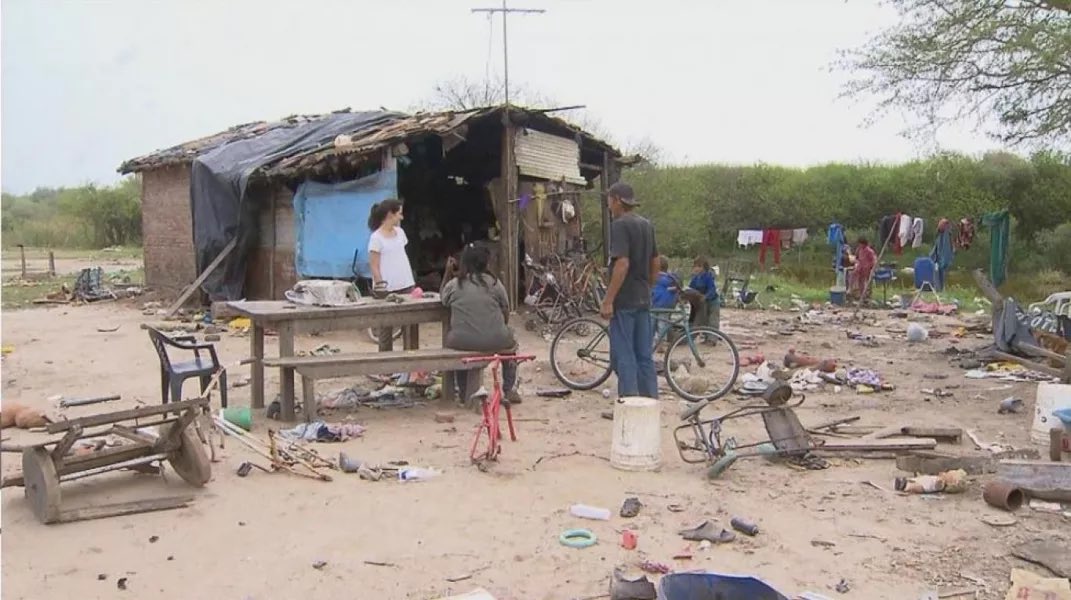 BumperCrop1's tweet photo. Fig 1:
Mismo ambiente a ambos lados de la frontera.

Fig 2: 
La pobreza que utilizan ustedes para perpetuarse en el poder, por eso evitan el desarrollo.

Figs 3 y 4: 
Desarrollo económico, cultural y social luego de dejar de hacerle caso a degenerados populistas como vos. https://t.co/TfAtJ8EnTG