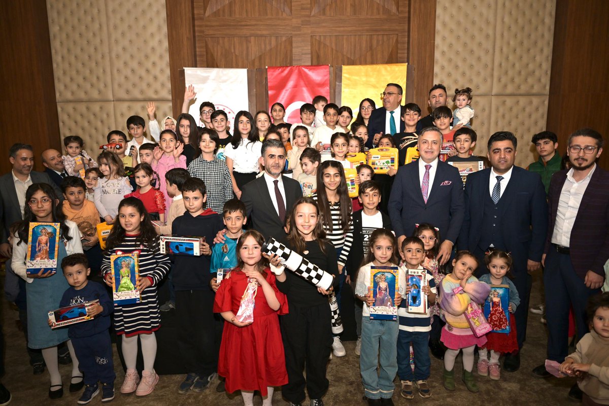 Genel Müdür Yardımcılarımız Sayın Emrah Yoğurtçu, Sayın Fatih Tezcan ve Sayın İsamettin Tolga Kara, Gaziantep ve Malatya'da görev yapan değerli mesai arkadaşlarımızla iftar sofralarında buluştu.

#PTT Ailesi olarak, Ramazan ayının sevincini, birlik ve beraberlik ruhunu hep