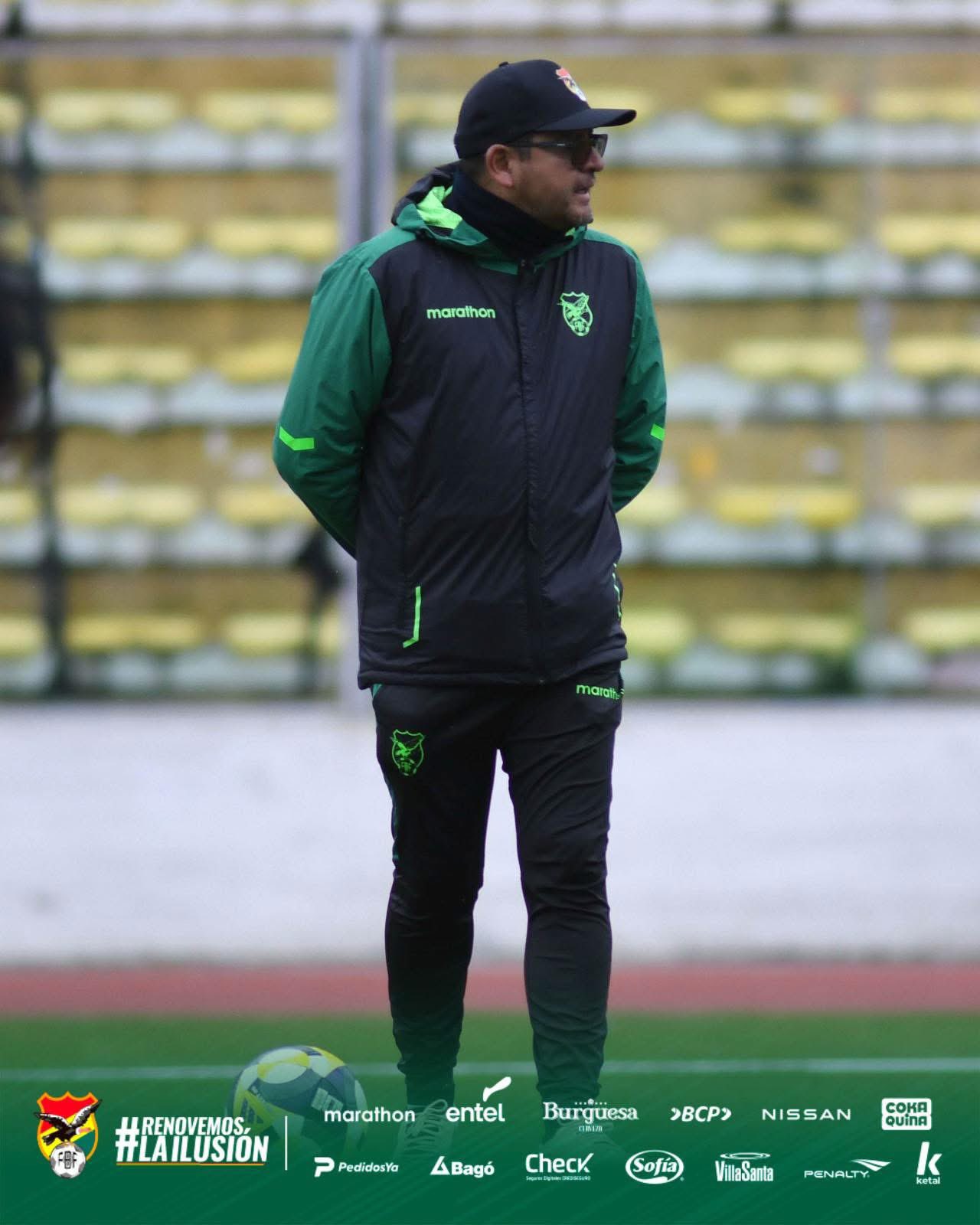 Óscar Villegas, DT de Bolivia, listo para el partido ante Perú. (Foto: La Verde)