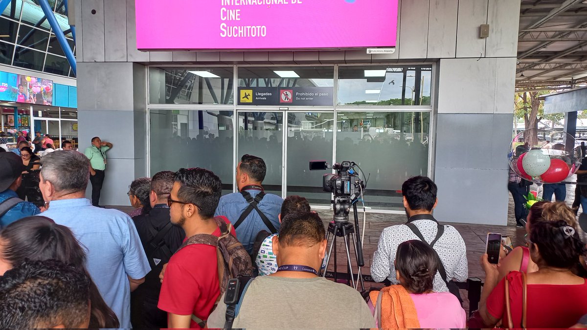 EDH_Deportes's tweet photo. #Fútbol #MiSelectaPlayera #ElSalvador
Máxima expectativa en el Aeropuerto Internacional San Óscar Arnulfo Romero para la llegada de la Selecta Playera, cuyo vuelo procedente de Panamá ya aterrizó en el país.
Foto EDH / Josué Navarrete https://t.co/aPFD9sg7Ja