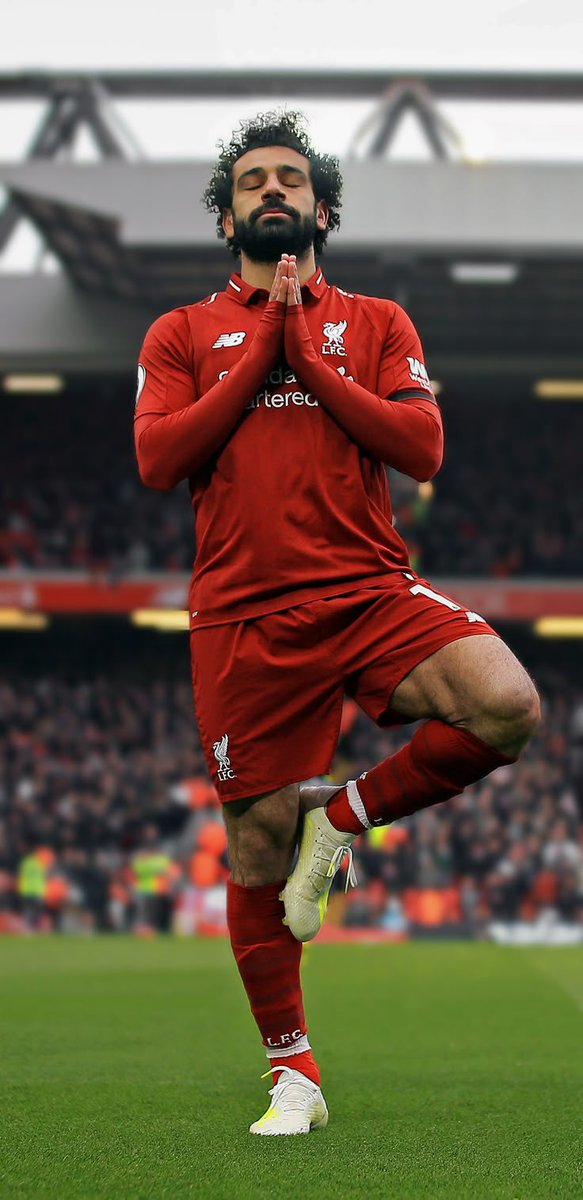 FameFlashBytes's tweet image. Wow! What a sight! This looks like a yoga session on the football field!  Check out this amazing player, scoring goals and stunning everyone with his balance skills!  #YogaGoals #FootballZen #LegendInAction #MoSalahMagic #LFC #BalanceKing #FunnyMoments #SportsHumor