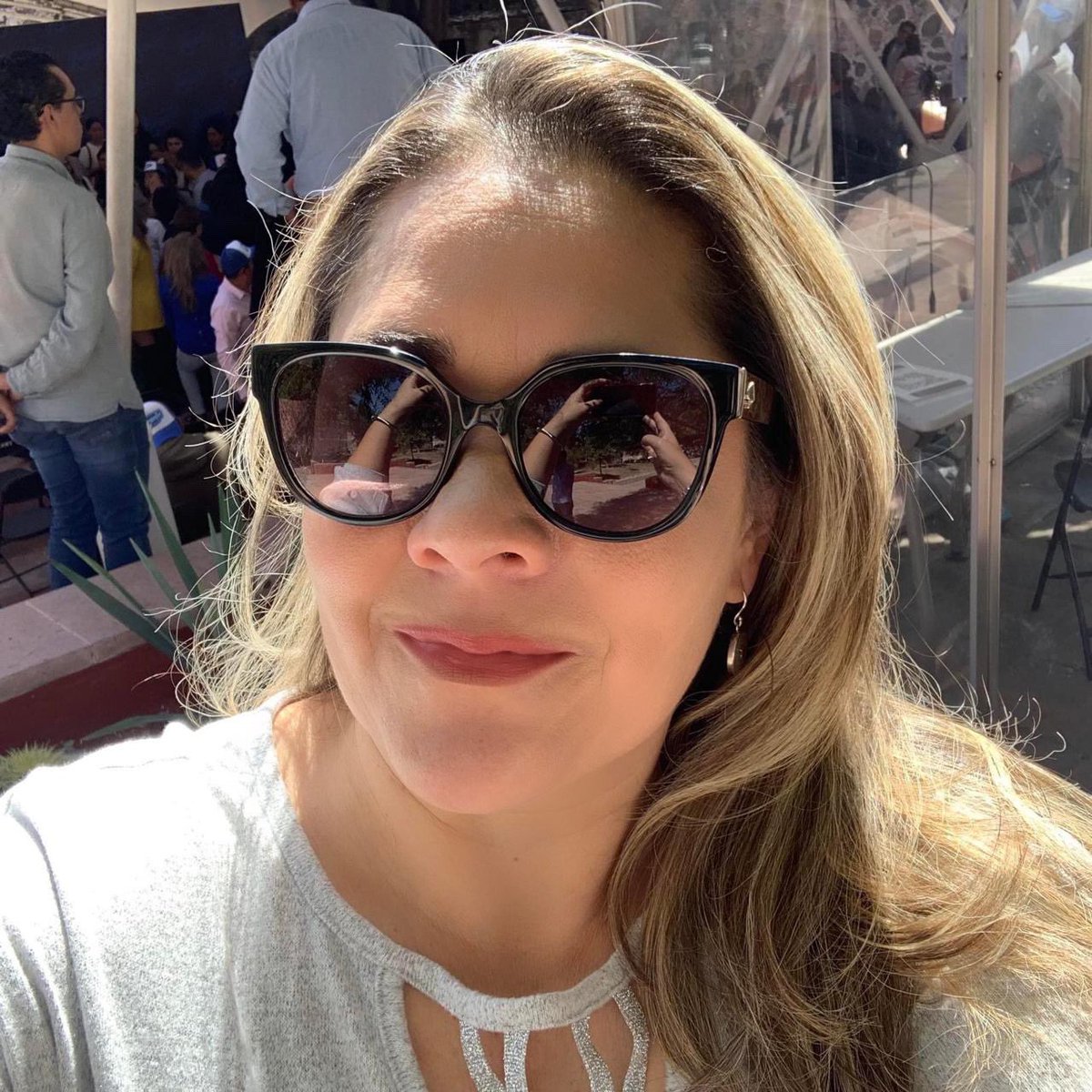 LauraMex's tweet photo. Soy Laura, no soy bot, soy una ciudadana HARTA de este gobierno que defiende a los narcos antes que a los ciudadanos. 
Es increíble que dedicaron 16:44 minutos para atacarnos hoy por los hashtags y no han dedicado UN MINUTO de silencio por los miles de muertos y desaparecidos en su narco gobierno. 

#NarcoExPresidenteAMLO 
#NarcoPresidentaClaudia