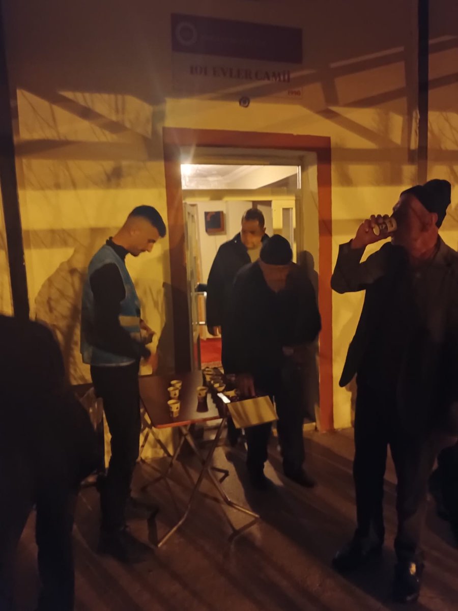 Narman ak gençlik olarak teravih sonrası şerbet ve tatlı ikramıyla programlarımıza devam ediyoruz