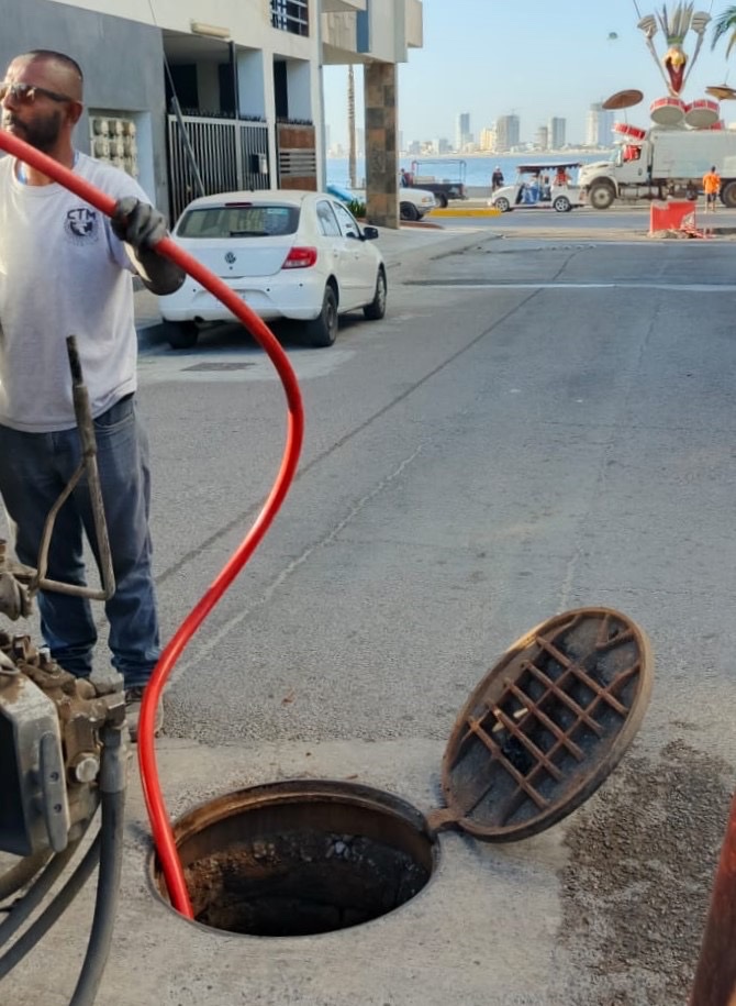 Se recomienda precaución al circular por la Calle 5 de Mayo y Paseo Claussen, donde esta mañana fue instalada una nueva tapa de alcantarilla. Previo a la colocación del nuevo brocal, se hizo un trabajo de desazolve, para extraer los desechos sólidos.
