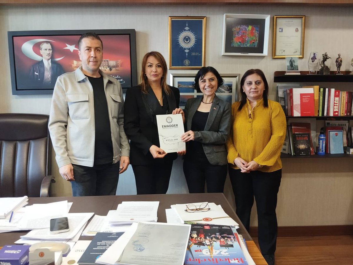 EmadDernegi's tweet photo. EMADDER’ in MECLİS ZİYARETLERİ

NERMİN YILDIRIM KARA CHP HATAY MİLLETVEKİLİ 

1 güne 17-20 yılla mağdur edilen EMADDER liler olarak hakkımız olan Kademeli Emeklilik talebimizi Siyasilere tek tek anlatmaya devam ediyoruz…

EMADDER  Ankara Meclis Ekibi CHP Hatay Milletvekili Sayın Nermin Yıldırım Kara hanımefendi’ yi  makamında ziyaret etmişlerdir.

Bizleri çok sıcak karşılayan Sayın Vekilimize  ,Yüzyılın adaletsizliğine maruz bırakılarak, mağdur edilişimizin giderilmesi için dosyamızı  sunup, adil Kademeli bir Emeklilik sistemi getirilmesi konusunda çözüm önerilerine ve verdiğimiz mücadeleye dair karşılıklı istişarelerde bulunmuşlardır.

Bizleri nezaket ile sıcak bir şekilde misafir eden vakit ayıran Sayın Vekilimize çok teşekkür ederiz.

@AdnanBekerr
@herkesicinCHP
@nerminyldrmkara 
@eczozgurozel
 @bektasbaris  
@CHPMuratBakan 
@fethigurer 
#KademeHemenYasalaşmalı