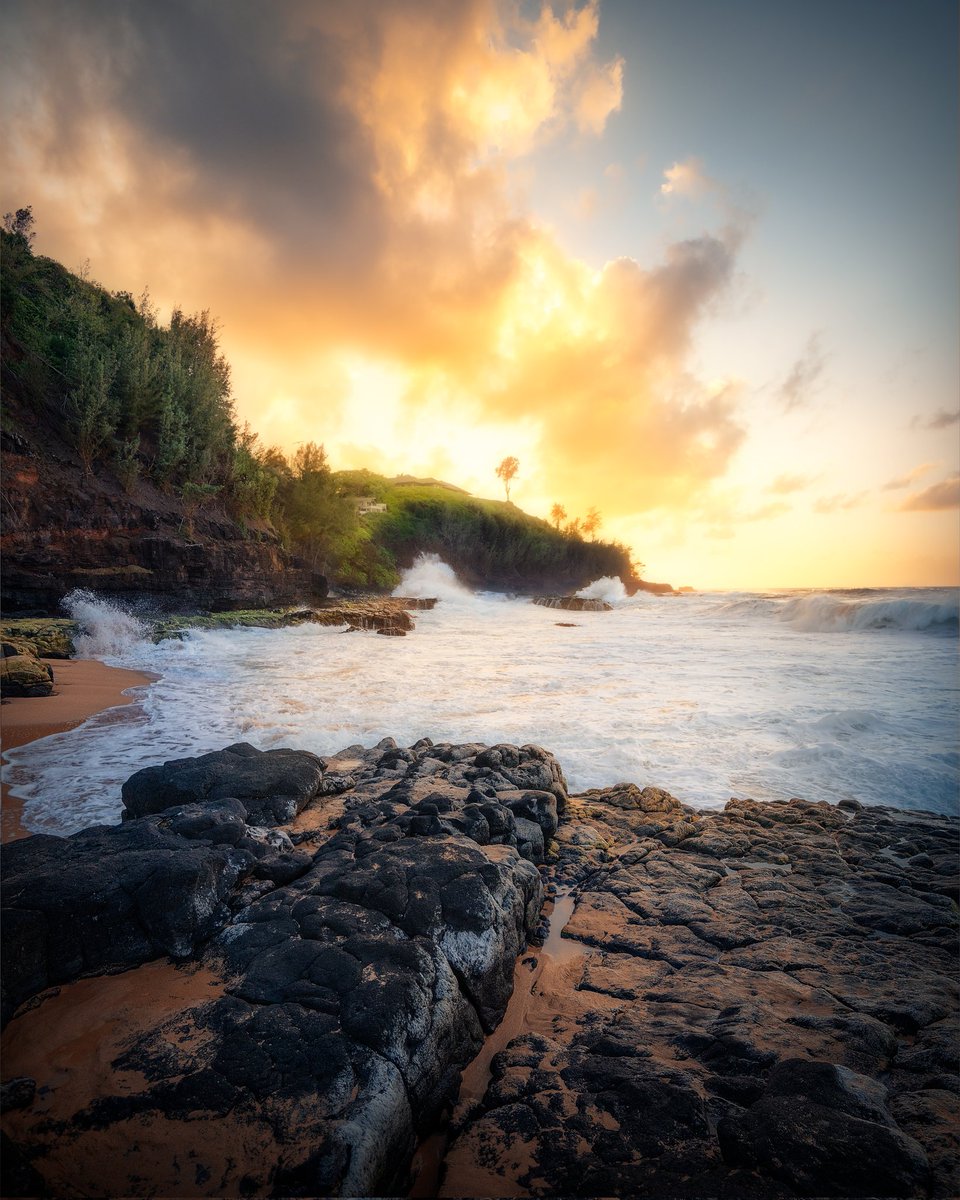 TheLancer1314's tweet photo. Sunset on Kauai https://t.co/0EWkluBlku