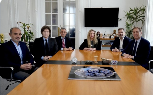 Me avisan que falta uno en la foto que se quedo sin nafta.....
La casta contra la casta