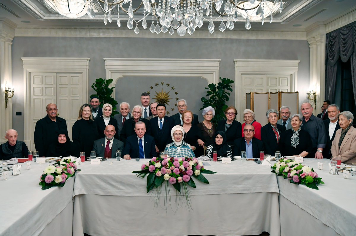 Akparti's tweet photo. Cumhurbaşkanımız Recep Tayyip Erdoğan, eşi Emine Erdoğan'ın ev sahipliğinde, Yaşlılara Saygı Haftası kapsamında Devlet Konukevi'nde düzenlenen, huzurevi sakinleri ve ülke genelinden gelen yaşlıların katıldığı iftara sürpriz ziyarette bulundu. https://t.co/AYSxa97BJU