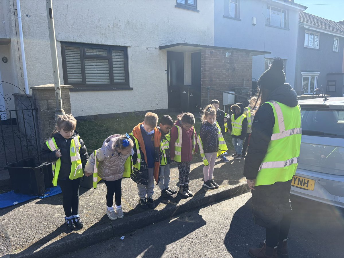 Year 1/2: We enjoyed our kerbcraft session today with Lynsey from @merthyrcbc We learnt the rules of how to cross the road between two parked cars #bcawell #bcaoutdoors