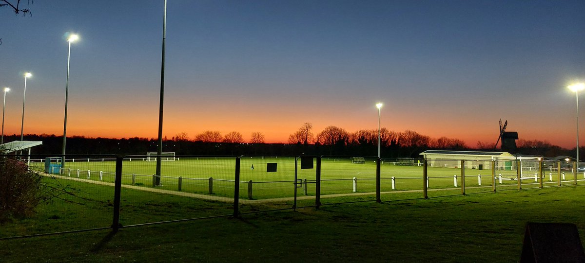 North_Bucks123's tweet photo. Big game tonight! @NewBradwellSPFC vs @tringathletic in the semi-final of the Gladwish trophy #SSML https://t.co/0IPr9OXJEd