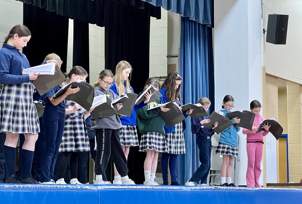 SMSSwormville's tweet image. 🎭 Drama Club is hard at work preparing for “Music Man Jr.”! 

Help us keep our stage looking beautiful by purchasing a sponsorship at the link below by this Friday, 3/21: tinyurl.com/mswxzt2y

#DramaClub #SpringMusical #MusicManJr #NewCurtains