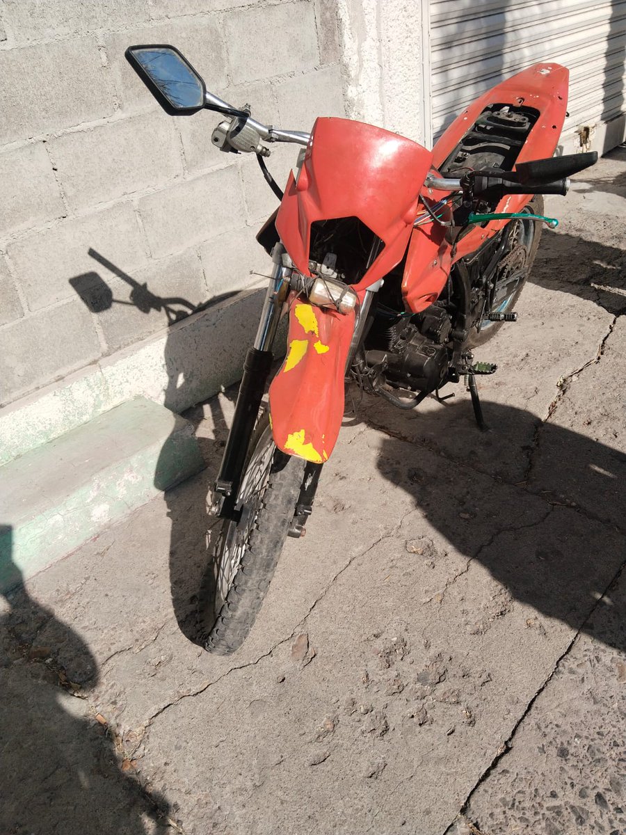 En la colonia San Antonio, fue recuperada una motocicleta Italika en color naranja, misma que contaba con indicios de robo.
Fue el día de ayer mediante un patrullaje preventivo de Policía Municipal que se localizó una motocicleta. Fue puesta a disposición de la FGEG.