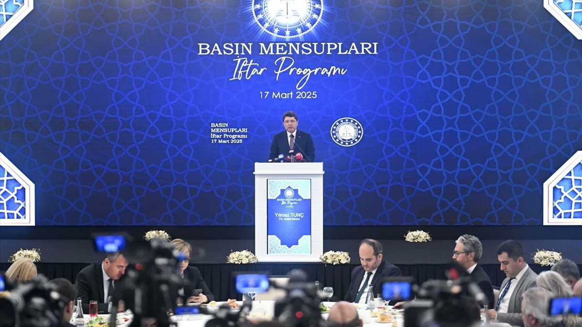 sevincozarslan's tweet photo. Kansersin ve hapistesin. Acil tedavi lazım ama 11 aydır seni oyalayıp duruyorlar. Adalet Bakanı ise iftar iftar dolaşıp hukuktan bahsediyor. Şaşaalı iftar masasında yemek yemeyi şeref zanneden bir kısım gazeteciler de kendisine alkış tutuyor. 

GültenNene AcilTahliye @adalet_bakanlik