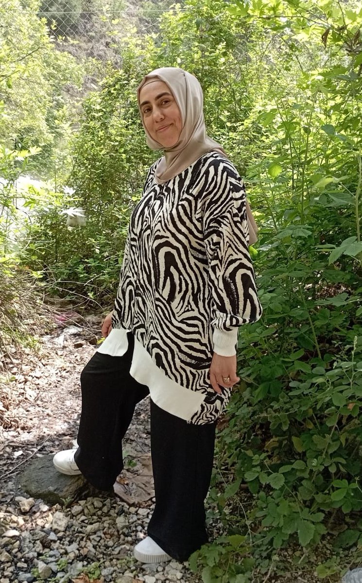sevincozarslan's tweet photo. Kansersin ve hapistesin. Acil tedavi lazım ama 11 aydır seni oyalayıp duruyorlar. Adalet Bakanı ise iftar iftar dolaşıp hukuktan bahsediyor. Şaşaalı iftar masasında yemek yemeyi şeref zanneden bir kısım gazeteciler de kendisine alkış tutuyor. 

GültenNene AcilTahliye @adalet_bakanlik